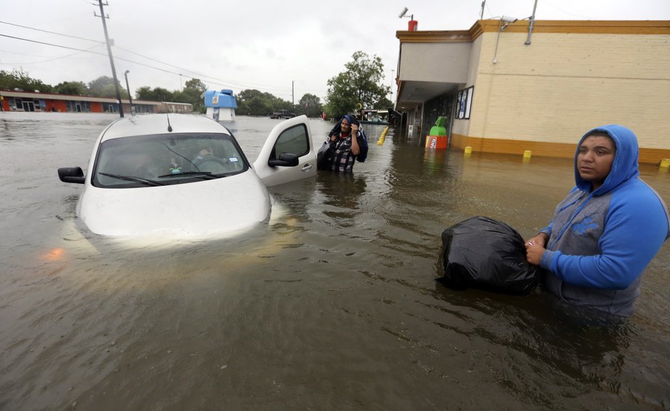 Bouře Harvey zasáhla Texas. Ulice Houstonu se proměnily v řeky.