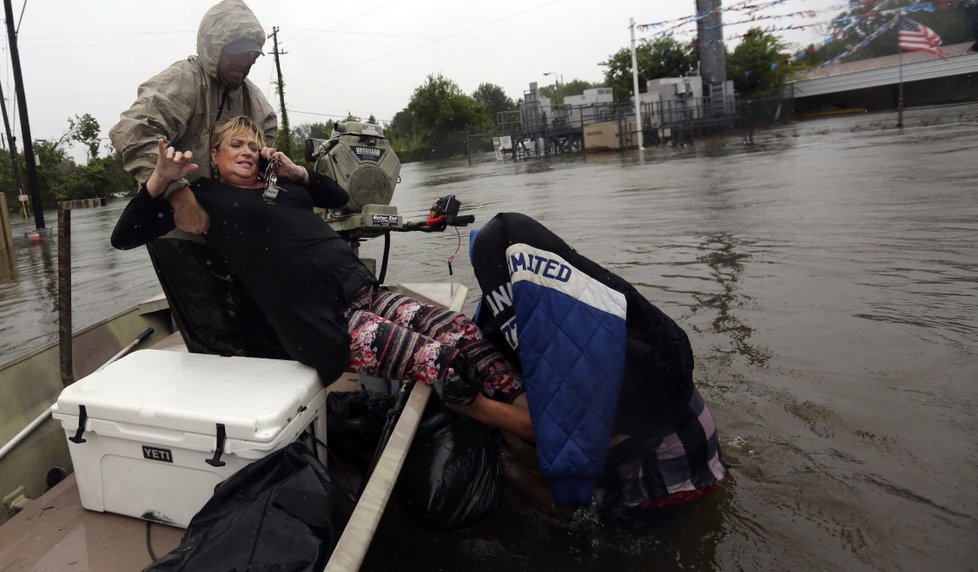 Bouře Harvey zasáhla Texas. Ulice Houstonu se proměnily v řeky.