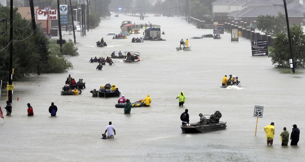 Bouře Harvey zasáhla Texas. Ulice Houstonu se proměnily v řeky.