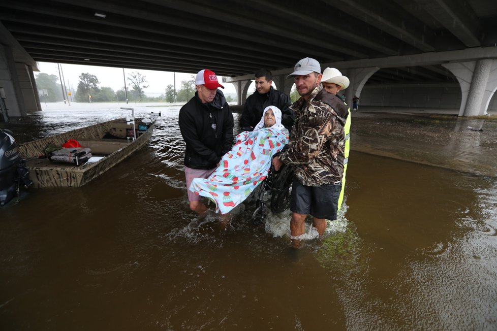 Bouře Harvey zasáhla Texas. Ulice Houstonu se proměnily v řeky.