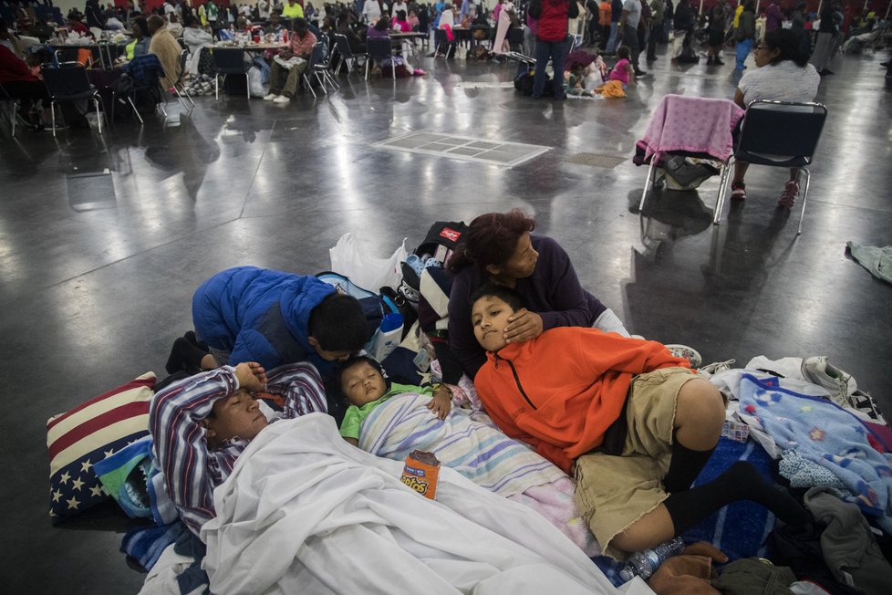 Bouře Harvey zasáhla Texas. Ulice Houstonu se proměnily v řeky.