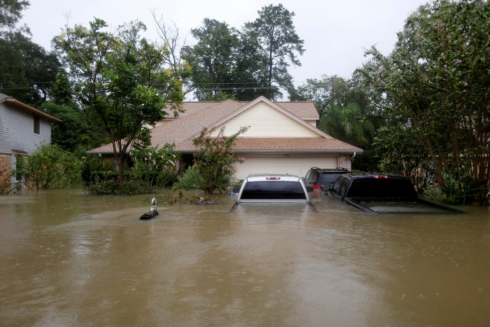 Bouře Harvey zasáhla Texas. Ulice Houstonu se proměnily v řeky.