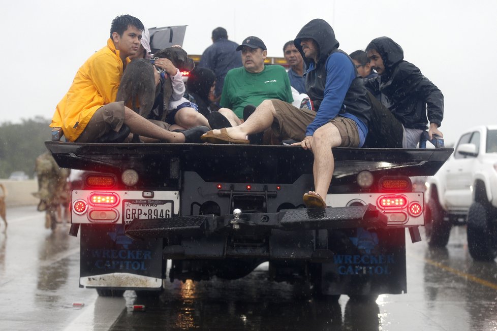 Bouře Harvey zasáhla Texas. Ulice Houstonu se proměnily v řeky.