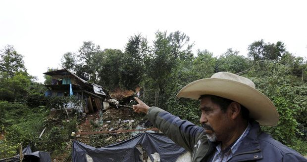 Tropická bouře v Mexiku si vyžádala už 45 mrtvých, po zavalených pátrají