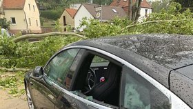 Ve Frankfurtu bouře pustošila i zaparkovaná auta