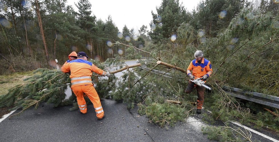 Bouřlivé počasí v Německu napáchalo řadu škod