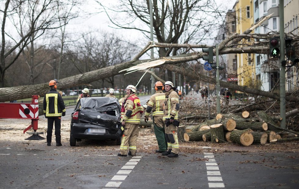 Bouřlivé počasí v Německu napáchalo řadu škod (rok 2015).