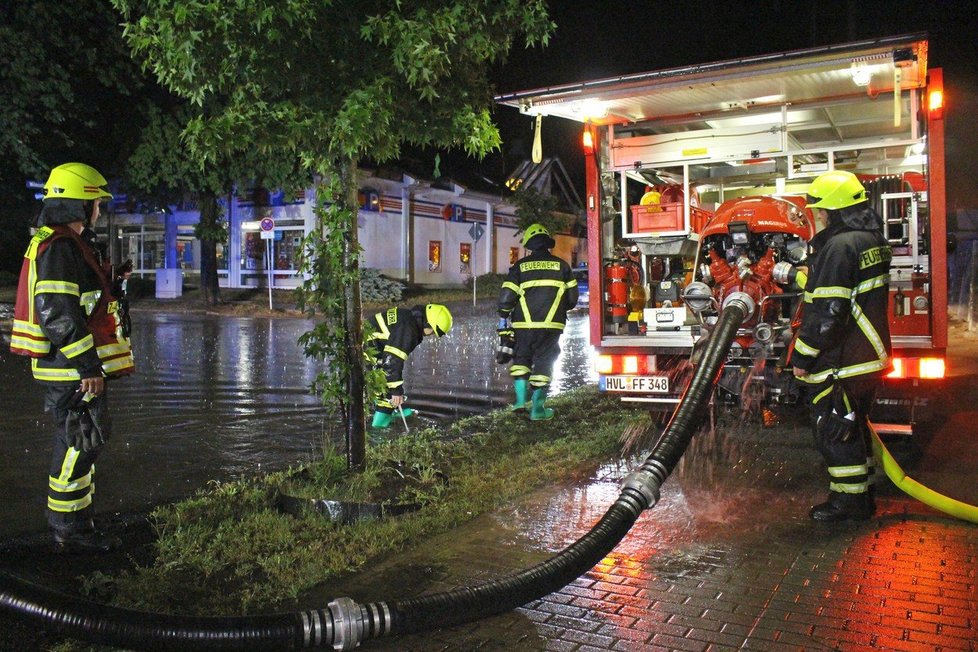 Bouře v Německu polámaly stromy a způsobily lokální záplavy. Zranily se desítky lidí. (12. června 12019)