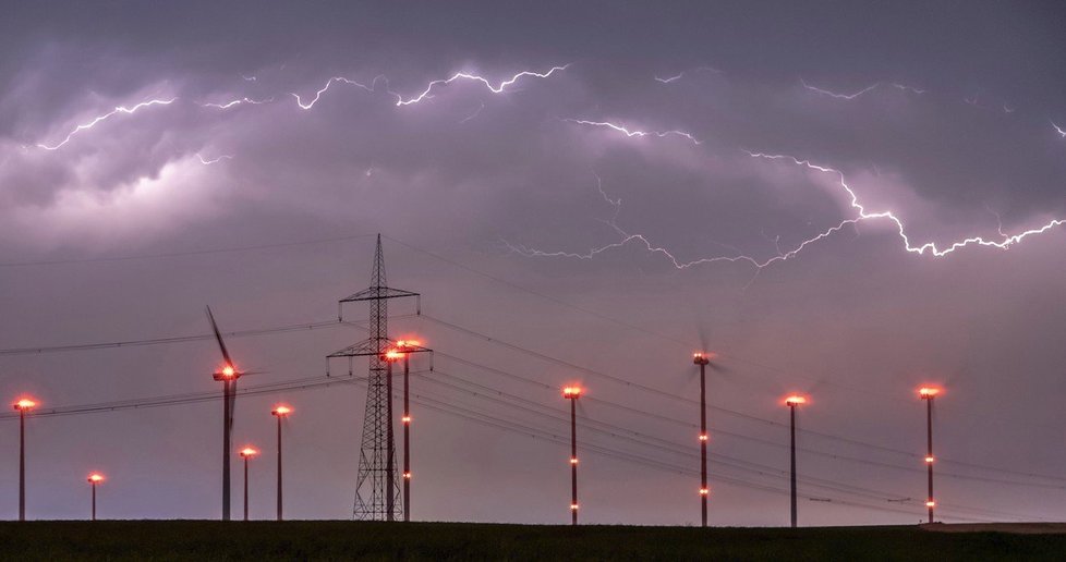 Bouře v Německu polámaly stromy a způsobily lokální záplavy. Zranily se desítky lidí. (12. června 12019)