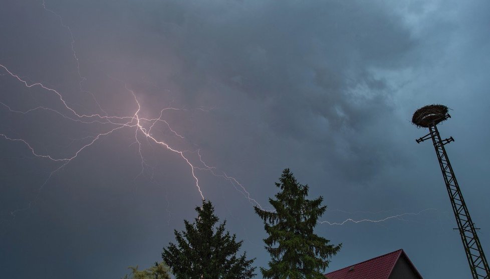 Bouře v Německu polámaly stromy a způsobily lokální záplavy. Zranily se desítky lidí (12. června 12019).