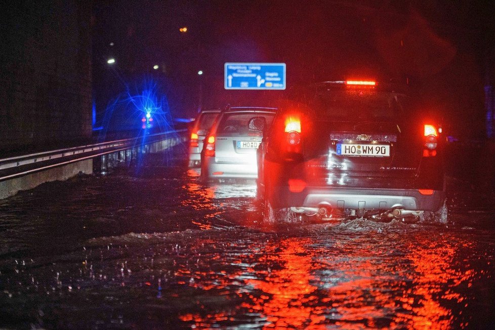 Bouře v Německu polámaly stromy a způsobily lokální záplavy. Zranily se desítky lidí. (12. června 12019)