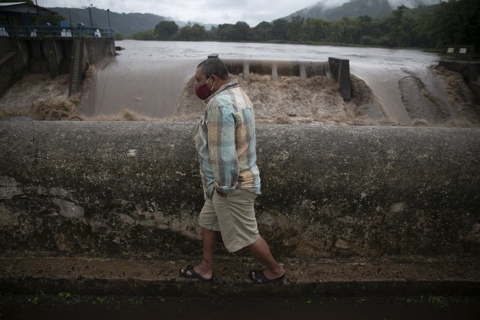 Tropická bouře Amanda si ve Střední Americe vyžádala nejméně 14 životů.