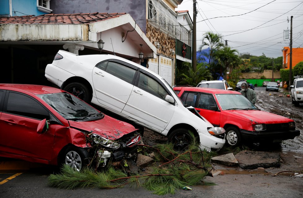 Tropická bouře si ve Střední Americe vyžádala nejméně 14 životů.