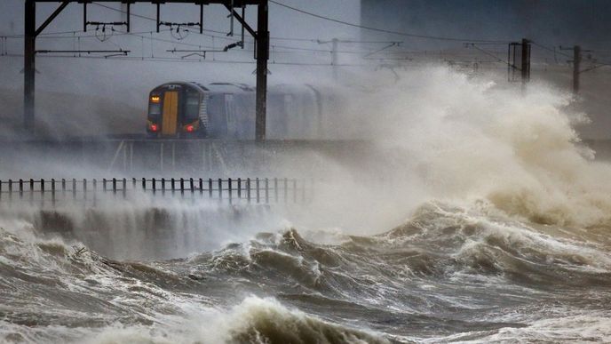 Bouře ochromily ve velké části Británie dopravu