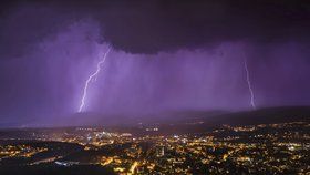 V sobotu večer a v noci na neděli mohou Čechy zasáhnout silné bouřky s nárazy větru až 70 kilometrů za hodinu a kroupami. (ilustrační foto)