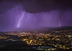 V sobotu večer a v noci na neděli mohou Čechy zasáhnout silné bouřky s nárazy větru až 70 kilometrů za hodinu a kroupami. (ilustrační foto)