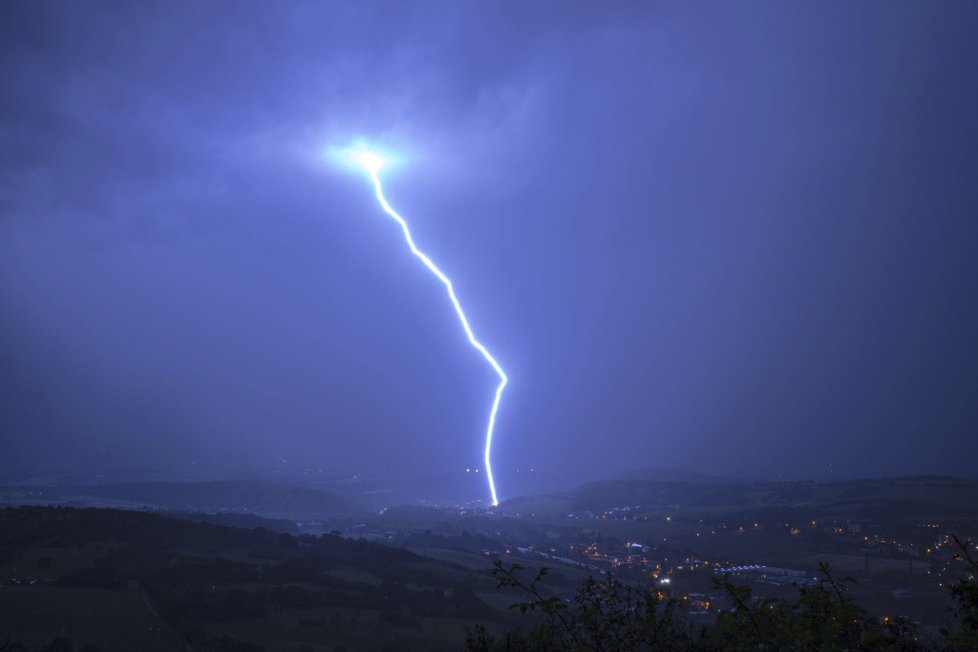 V sobotu večer a v noci na neděli mohou Čechy zasáhnout silné bouřky s nárazy větru až 70 kilometrů za hodinu a kroupami. (ilustrační foto)