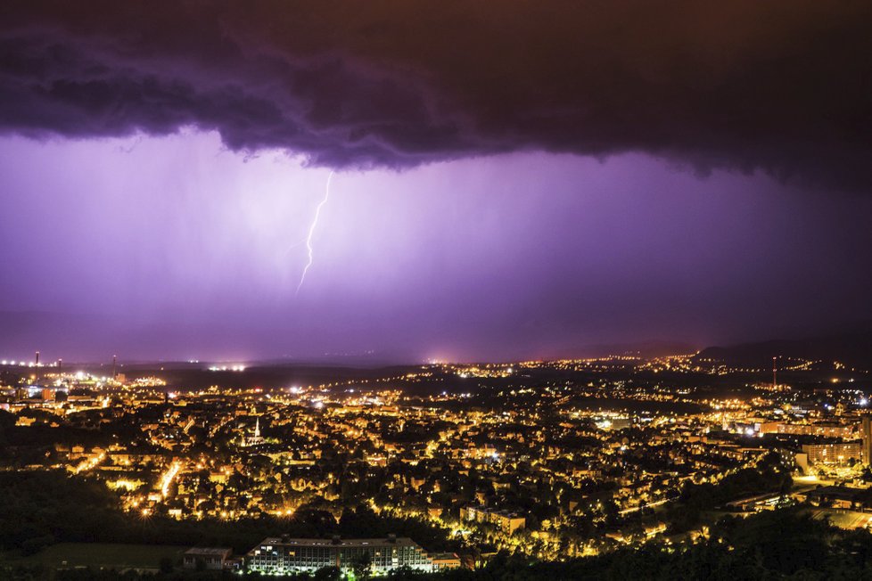 V sobotu večer a v noci na neděli mohou Čechy zasáhnout silné bouřky s nárazy větru až 70 kilometrů za hodinu a kroupami. (ilustrační foto)