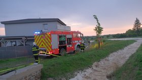 Dobrovolní hasiči v Klimkovicích museli po silných bouřích přečerpávat retenční nádrž, která zadržela bahno, slámu a vodu z polí a ochránila domy místních.