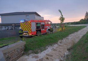 Dobrovolní hasiči v Klimkovicích museli po silných bouřích přečerpávat retenční nádrž, která zadržela bahno, slámu a vodu z polí a ochránila domy místních.