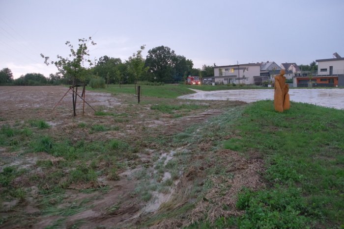 Dobrovolní hasiči v Klimkovicích museli po silných bouřích přečerpávat retenční nádrž, která zadržela bahno, slámu a vodu z polí a ochránila domy místních.