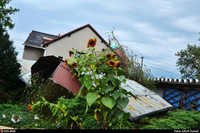 V Polance nad Odrou strhl vichr střechu domku.