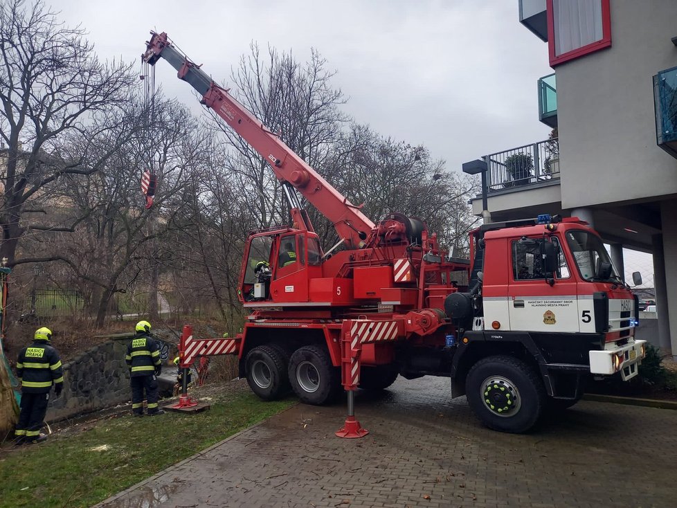 Silná bouře v Česku: Hasiči v Praze řešili popadané stromy i auta uvízlá v řece (19.2.2022)