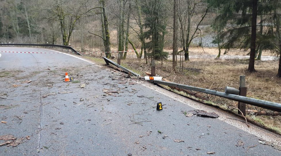 Bouře Sabine má zřejmě oběť v Česku. Na Karlovarsku havarovalo auto, muž na místě zemřel (10.2.2020)