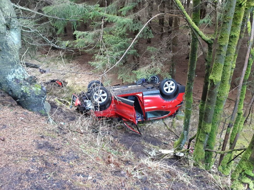 Bouře Sabine má zřejmě oběť v Česku. Na Karlovarsku havarovalo auto, muž na místě zemřel. (10.2.2020)