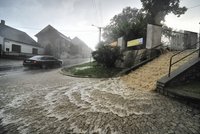 Noční bouře lámala stromy, blokovala dopravu a zaplavovala sklepy