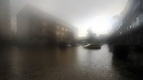Prudká bouře s velkými kroupami a přívaly bahnité vody zatopily 24. srpna večer v Třešti na Jihlavsku sklepy a ulice. Na snímku zatopené sídliště.