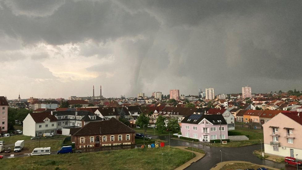 Moravou se prohnala silná bouřka a ničivé tornádo. Zasaženo bylo několik obcí na Břeclavsku a Hodonínsku. (24.06.2021)