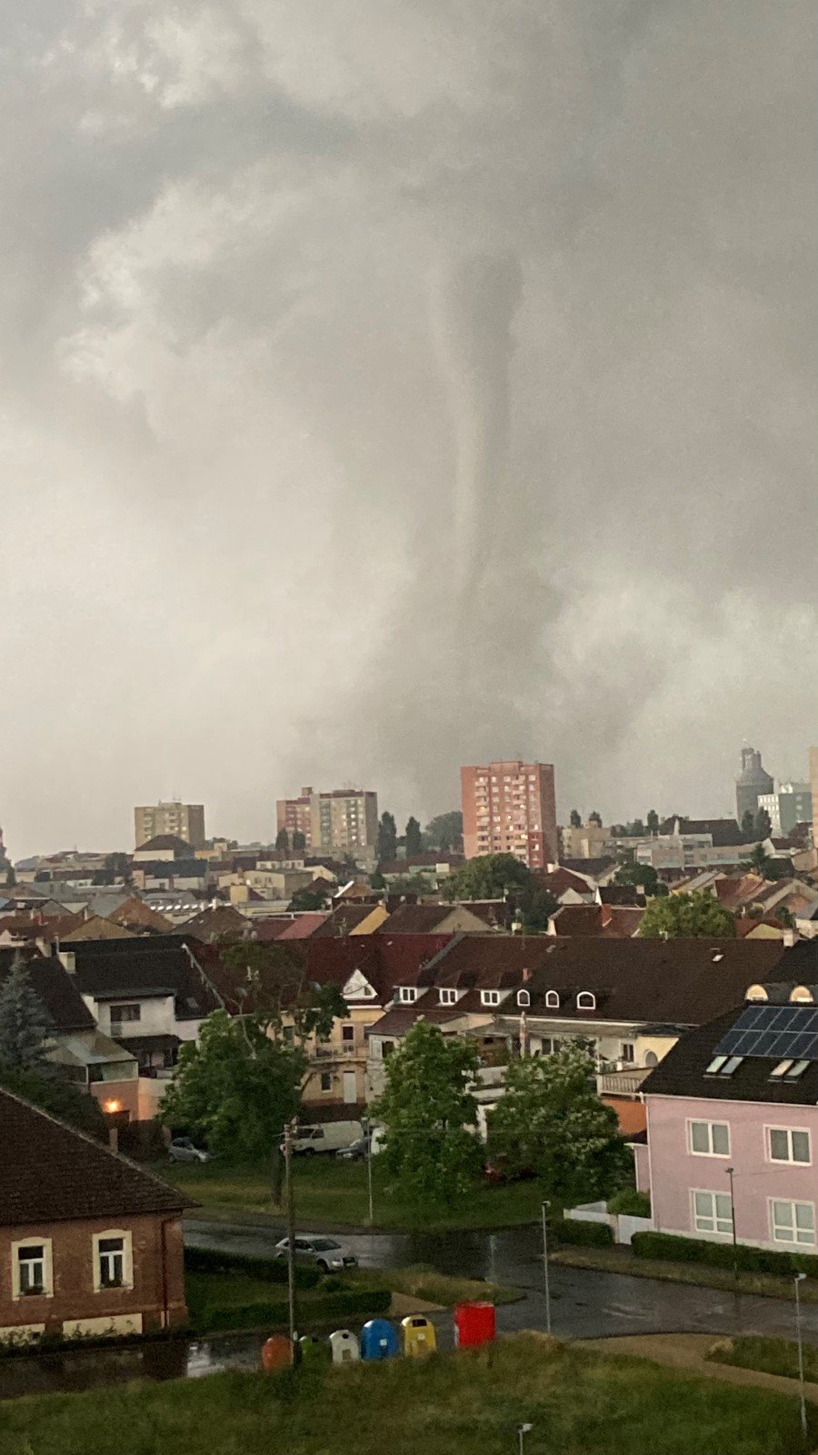 Moravou se prohnala silná bouřka a ničivé tornádo. Zasaženo bylo několik obcí na Břeclavsku a Hodonínsku. (24. 06. 2021)