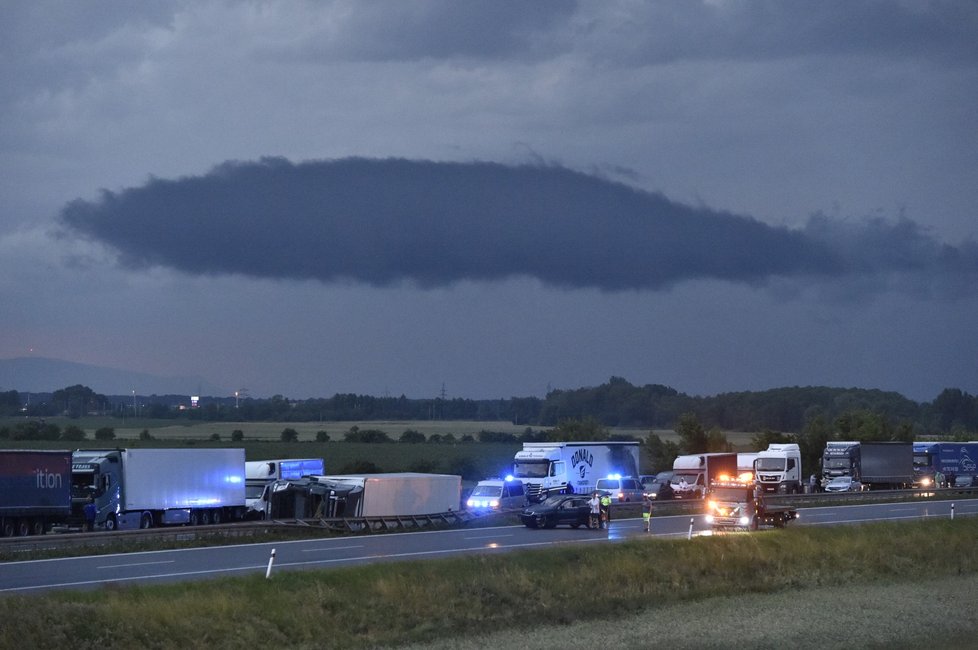 Moravou se prohnala silná bouřka a ničivé tornádo. Zasaženo bylo několik obcí na Břeclavsku a Hodonínsku. (24.06.2021)