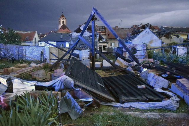 Hodonínsko zasáhla silná bouře a tornádo, obce hlásí obrovské škody