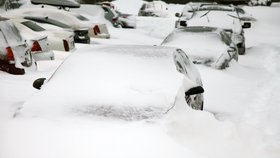 Auta jsou doslova uvězněna pod hromadou sněhu