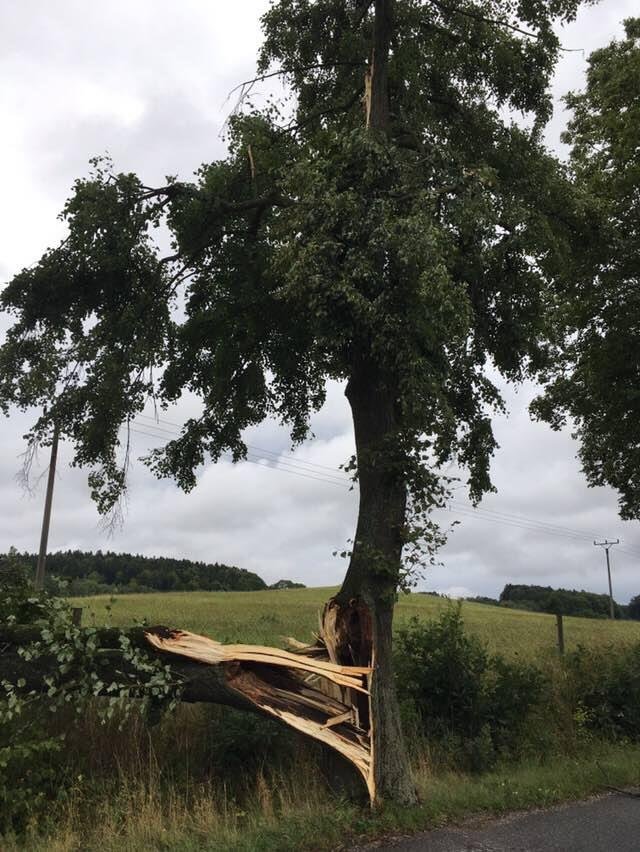 Po sobotních bouřkách jsou na jihu Čech lidé stále bez elektřiny.