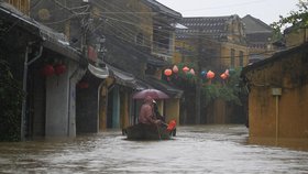 Tajfun ve Vietnamu zabil 49 lidí: Do poničeného města míří prezident Trump.