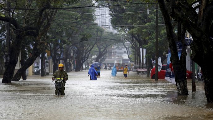Tajfun ve Vietnamu zabil 49 lidí: Do poničeného města míří prezident Trump