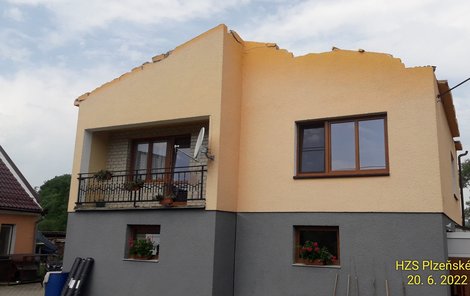 Vichr včera strhl v Radonicích na Domažlicku střechu z rodinného domu.