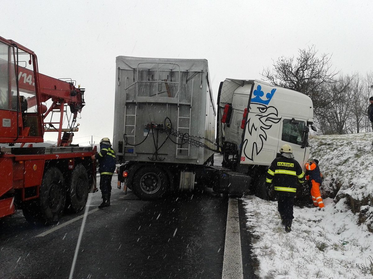 Kamion dostal smyk u Zlešic na Strakonicku a zatarasil na několik hodin hlavní dopravní tah z Prahy na hraniční přechod Strážný.