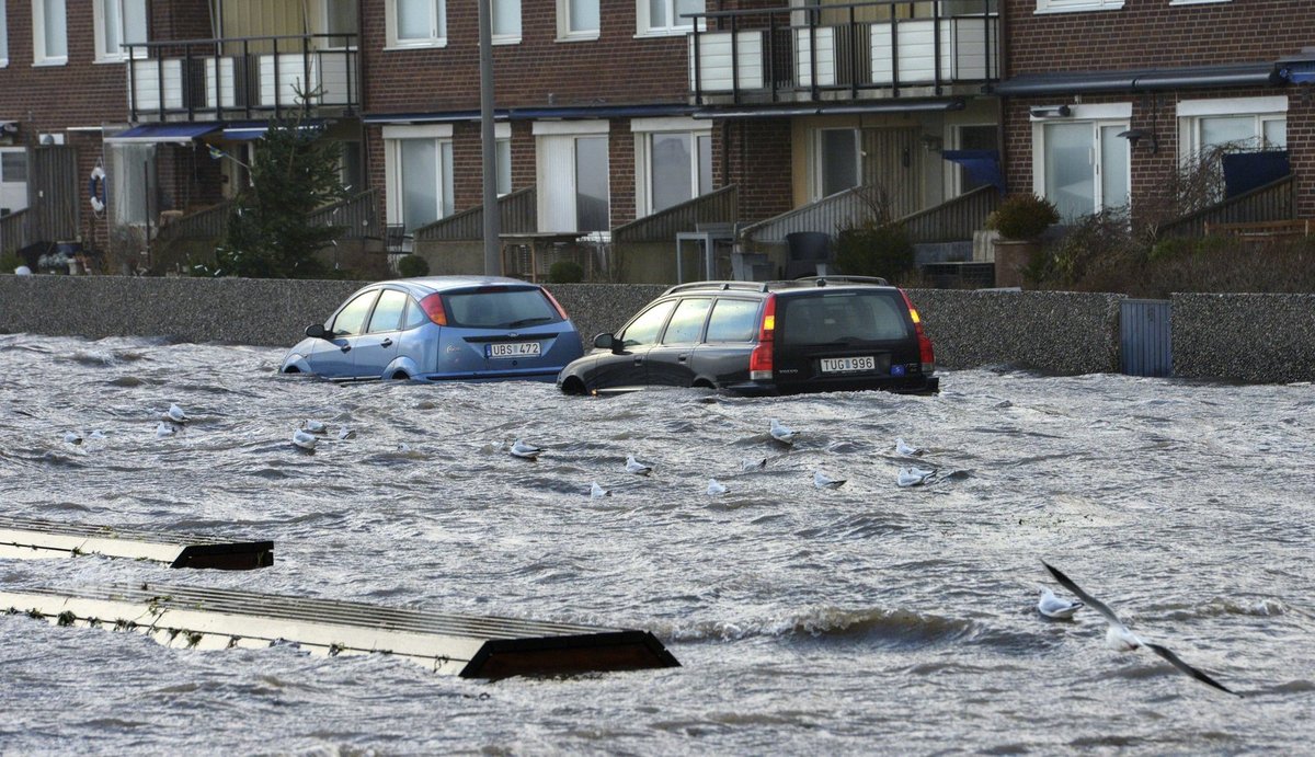 Orkán hnal vlny až do ulic švédských měst na pobřeží.