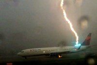 Unikátní video: Do letadla plného lidí udeřil blesk