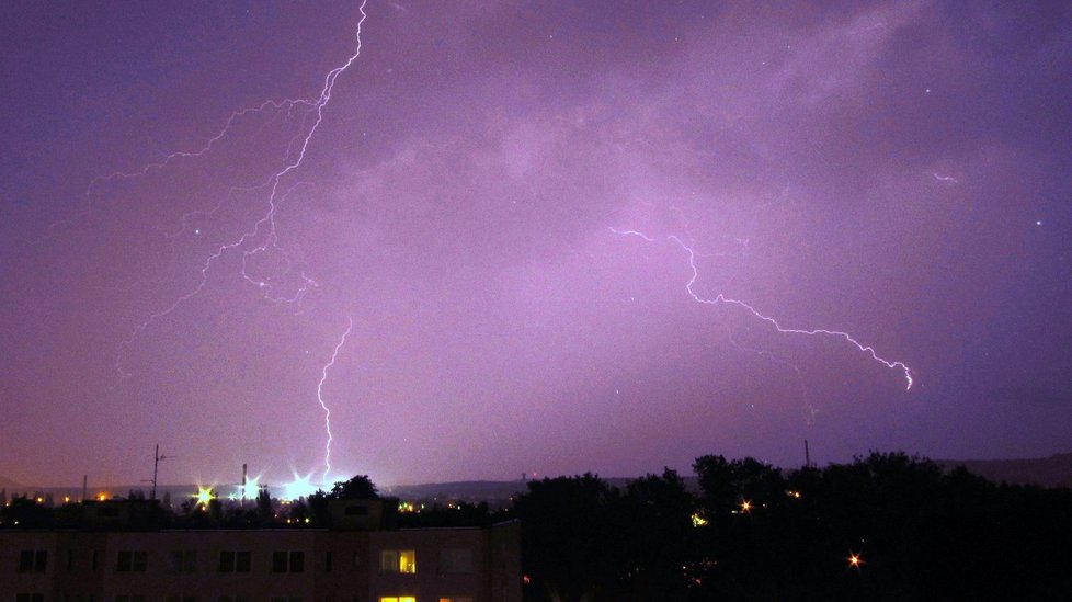 Průměrný blesk má tolik energie, že by mohl pohánět průměrnou žárovku půl roku.