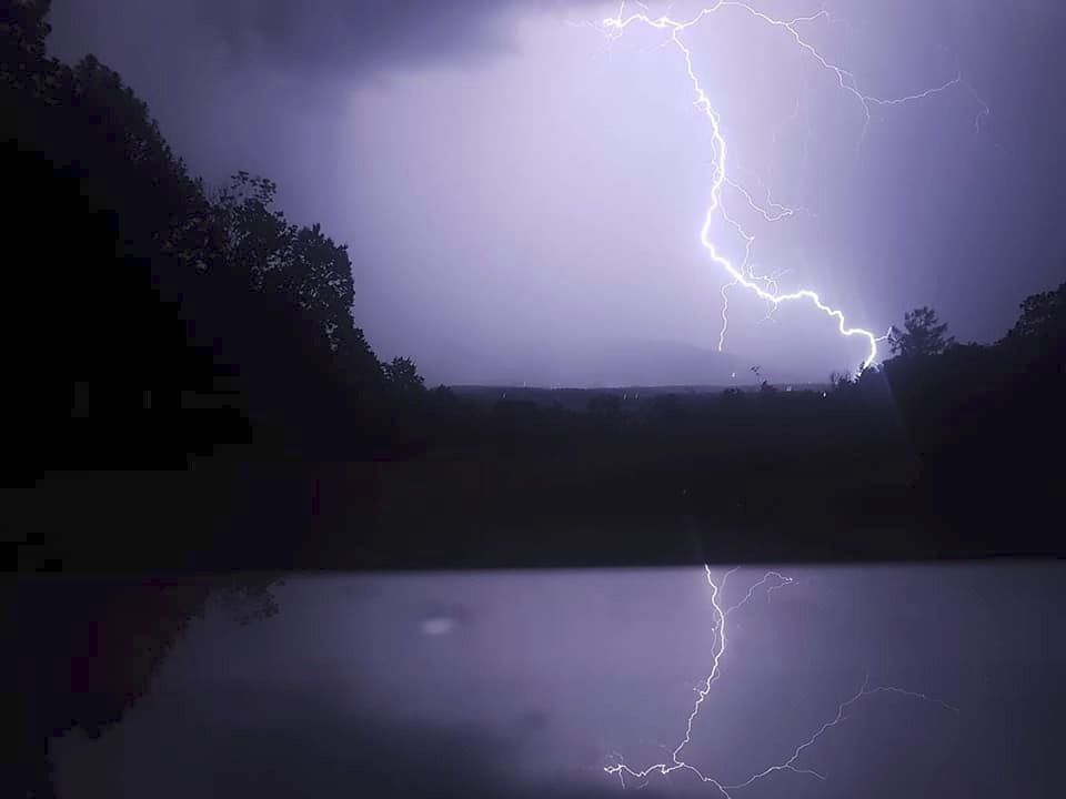 Amatérskému fotografovi se podařilo na telefon zachytit úchvatnou bleskovou podívanou.