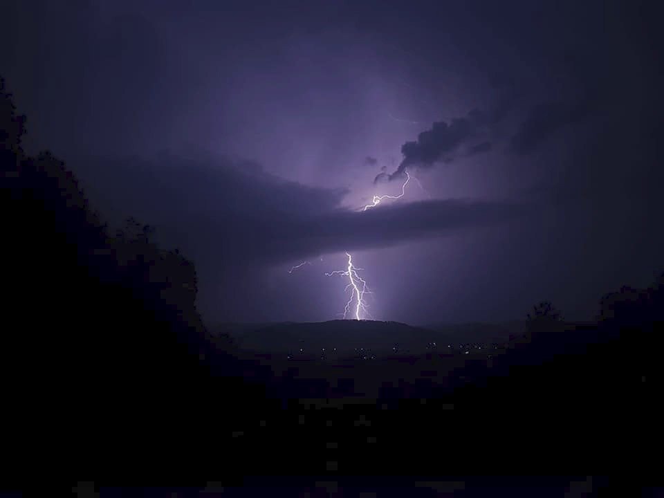 Amatérskému fotografovi se podařilo na telefon zachytit úchvatnou bleskovou podívanou (28. 8. 2019)