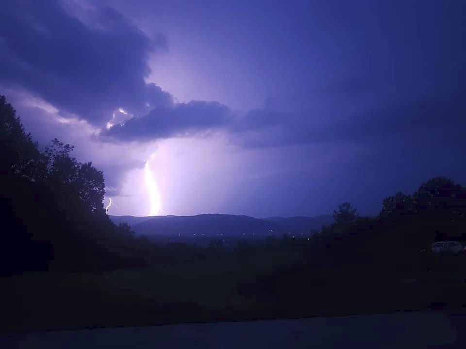 Amatérskému fotografovi se podařilo na telefon zachytit úchvatnou bleskovou podívanou.