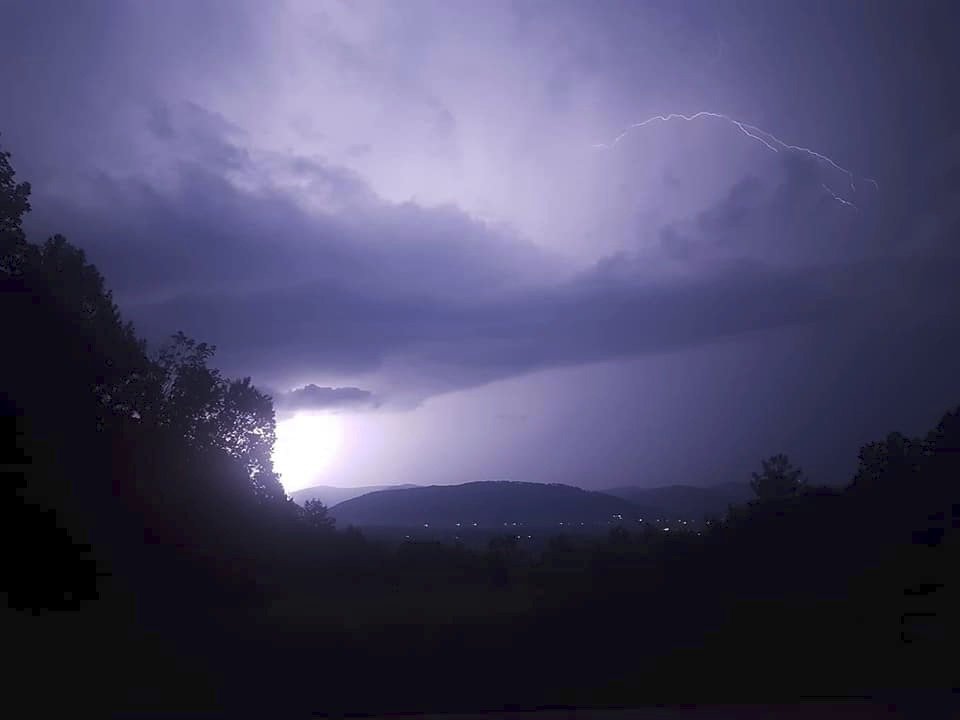 Amatérskému fotografovi se podařilo na telefon zachytit úchvatnou bleskovou podívanou (28. 8. 2019)