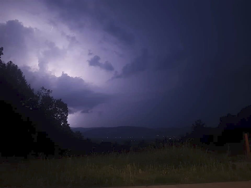 Amatérskému fotografovi se podařilo na telefon zachytit úchvatnou bleskovou podívanou