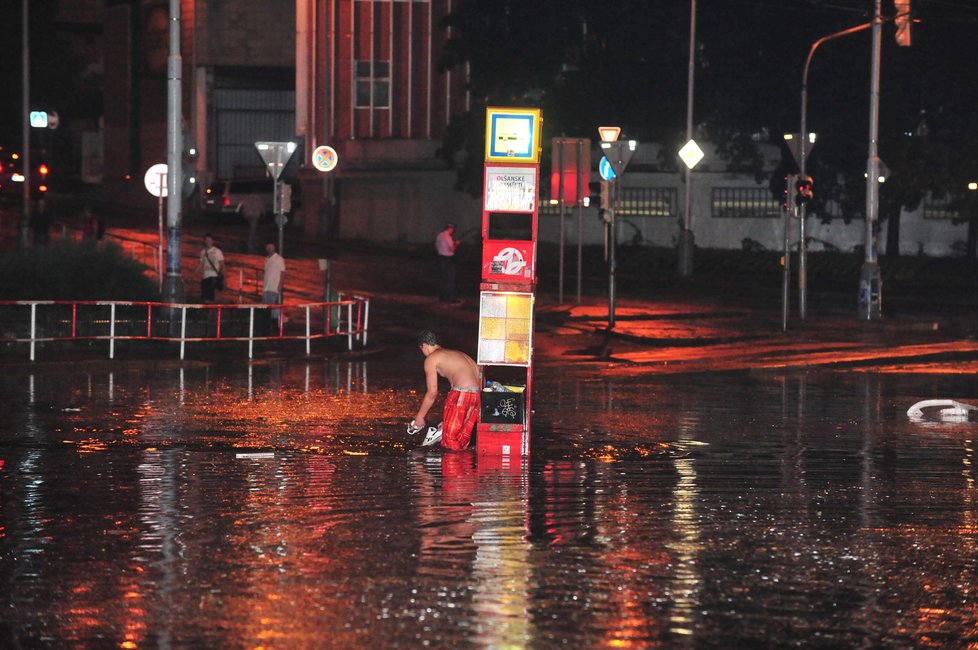 Na Olšanském náměstí bylo během chvilky více než půl metru vody